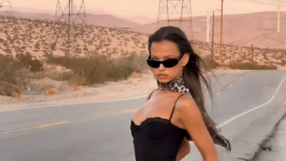 Mis Novios - NovaVideo transforma tu foto en un romántico video en la playa impulsado por Sora 2